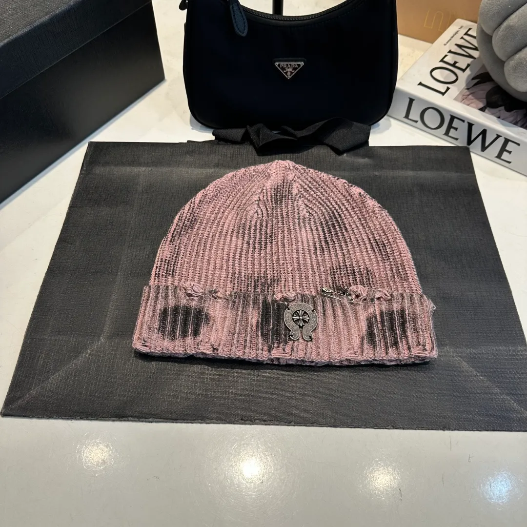 P60 Crow Heart Autumn and Winter Wool Knitted Beanie This must be the favorite of minimalism. It is clean, neat, fashionable and versatile, and will definitely not be picky about your face shape! A fashionable classic that lasts forever! Fashionable black and white can be purchased together